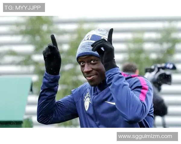 足球明星化身老年人展现人生智慧与幽默风趣的精彩瞬间